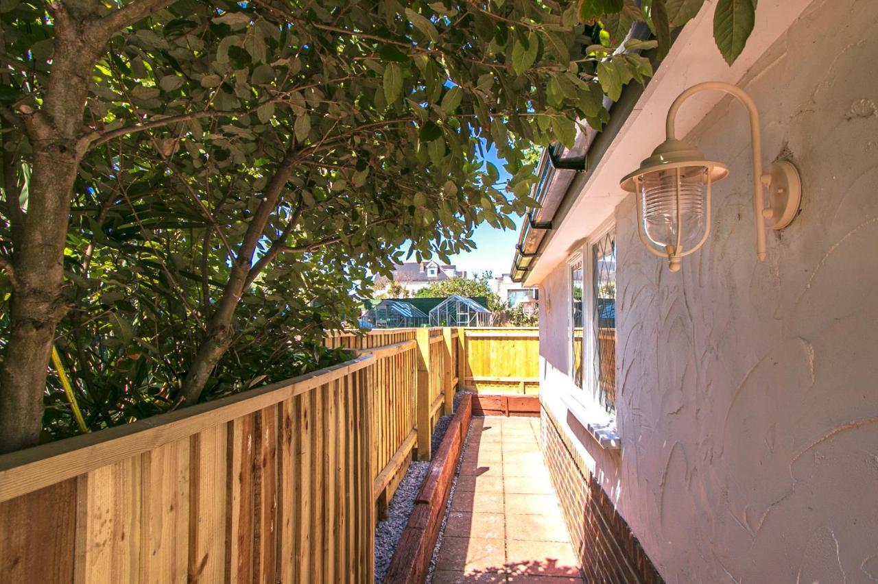 The Annex - Unparalleled Beach Front Luxury Accommodation - Private South West Facing Patio Area - Pet Friendly - Sky - Netflix - Super Fast Wi-Fi - Stones Throw To The Beach Борнмът Екстериор снимка